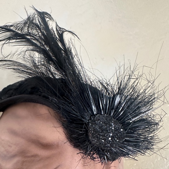 FASCINATING 1950s\' BLACK FABRIC JULIET CAP WITH UNIQUE FEATHER/CRIN TRIM main image 12